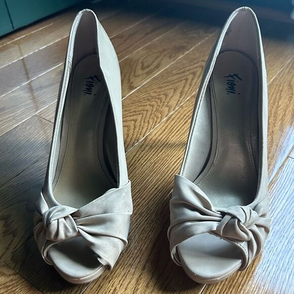 Nude Peep-Toe Heels - Picture 3 of 12